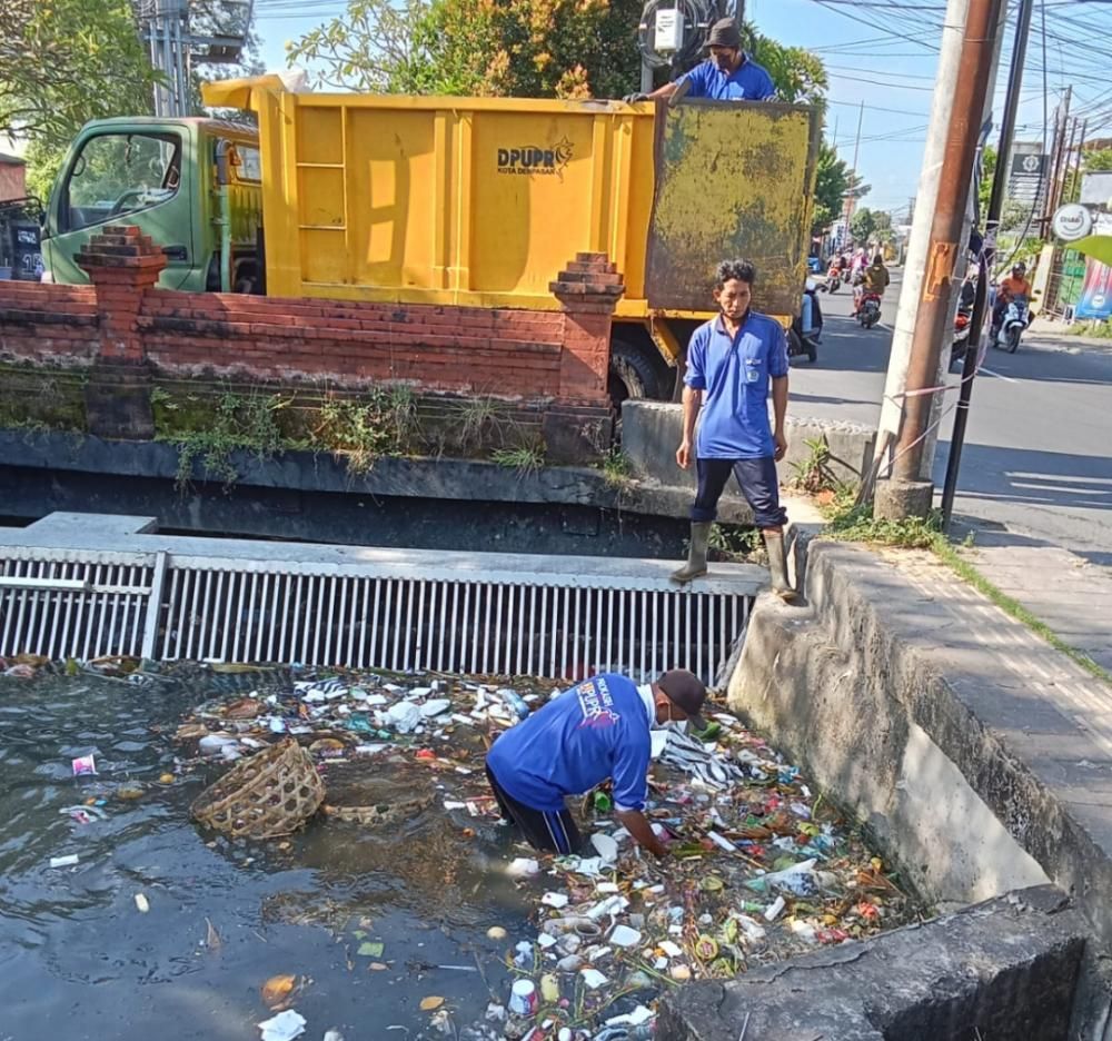 podiumnews.com-Rutinitas Pasukan Biru Bersihkan Sungai dari Sampah